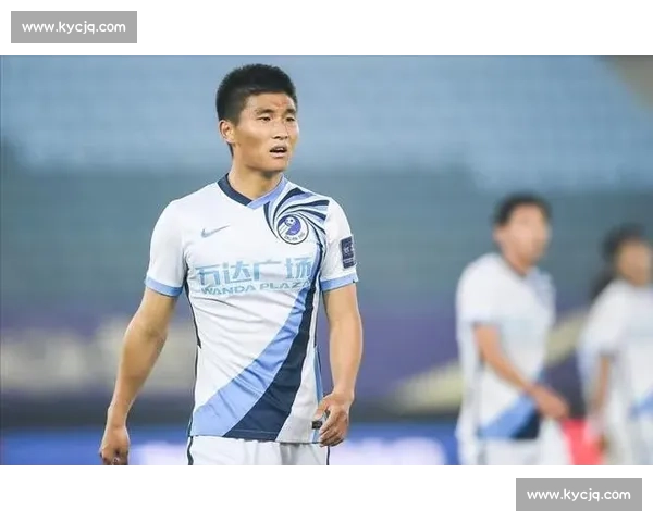 门柱惊魂！连云港队长补时任意球憾中门柱，铁血担当诠释领袖本色