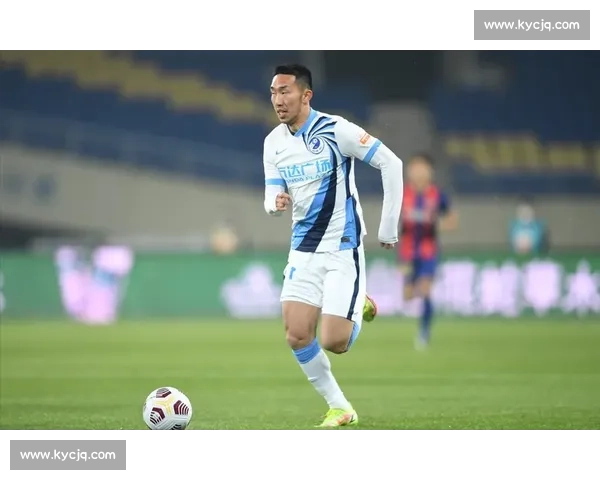 门柱惊魂!连云港队长补时任意球憾中门柱,铁血担当诠释领袖本色